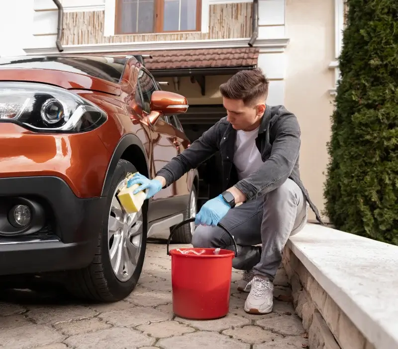Lavage auto à domicile Bourgon : professionnel intervenant sur un véhicule